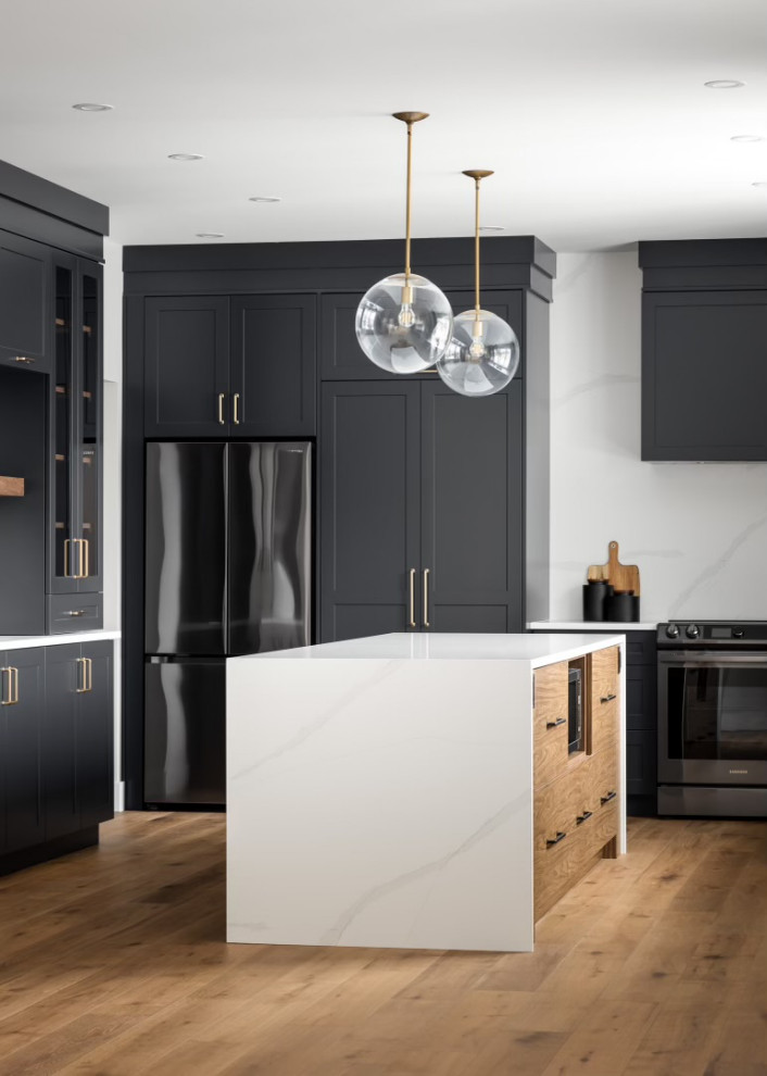 Transitional kitchen photo in Toronto