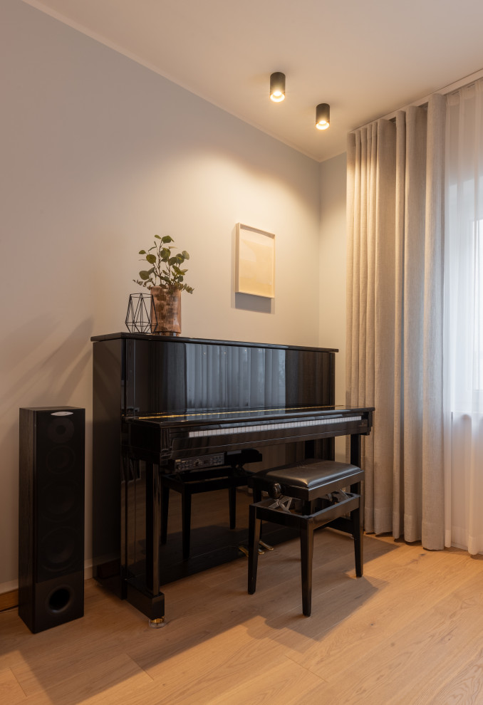 Mittelgroßes, Offenes Modernes Wohnzimmer mit weißer Wandfarbe und hellem Holzboden in Frankfurt am Main