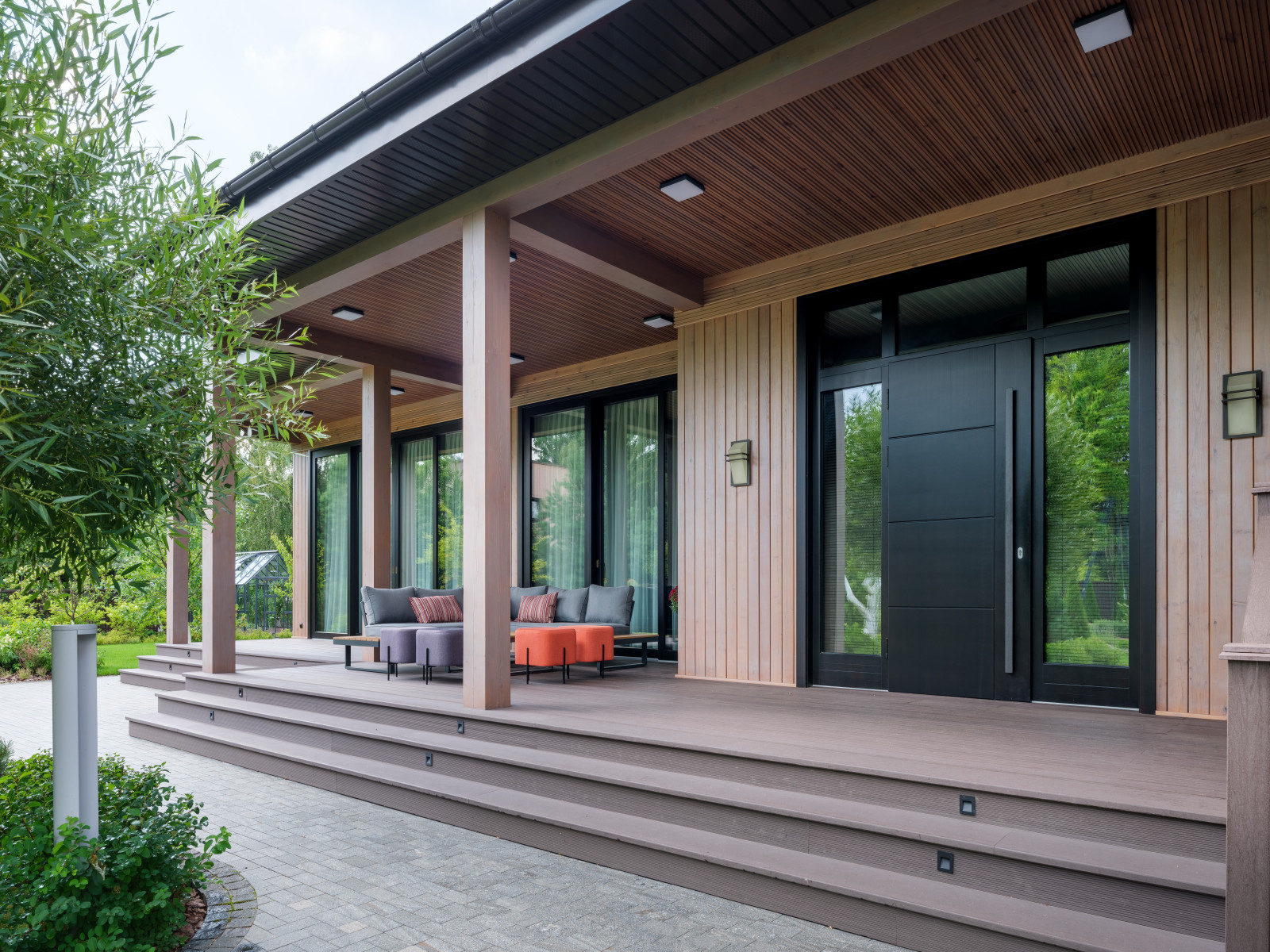 Остекление загородного дома в современном стиле