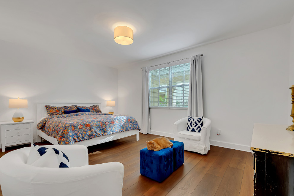 На фото: хозяйская спальня среднего размера в стиле модернизм с белыми стенами, полом из винила, коричневым полом и сводчатым потолком без камина