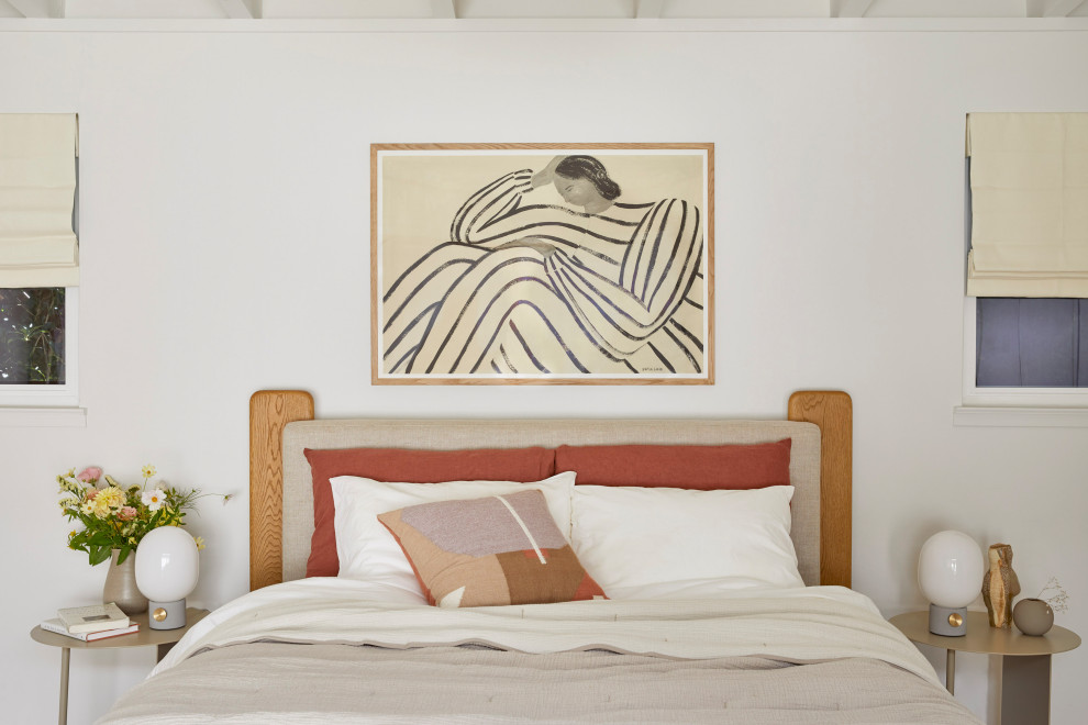 サンフランシスコにある中くらいなミッドセンチュリースタイルのおしゃれな主寝室 (白い壁、無垢フローリング、茶色い床、表し梁)