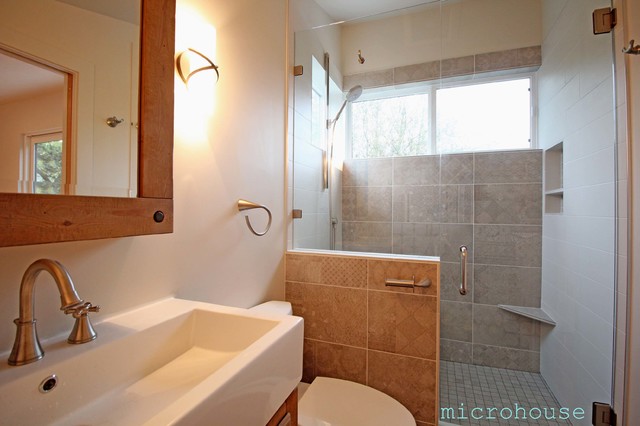 backyard cottage bath nyklassisk-badrum