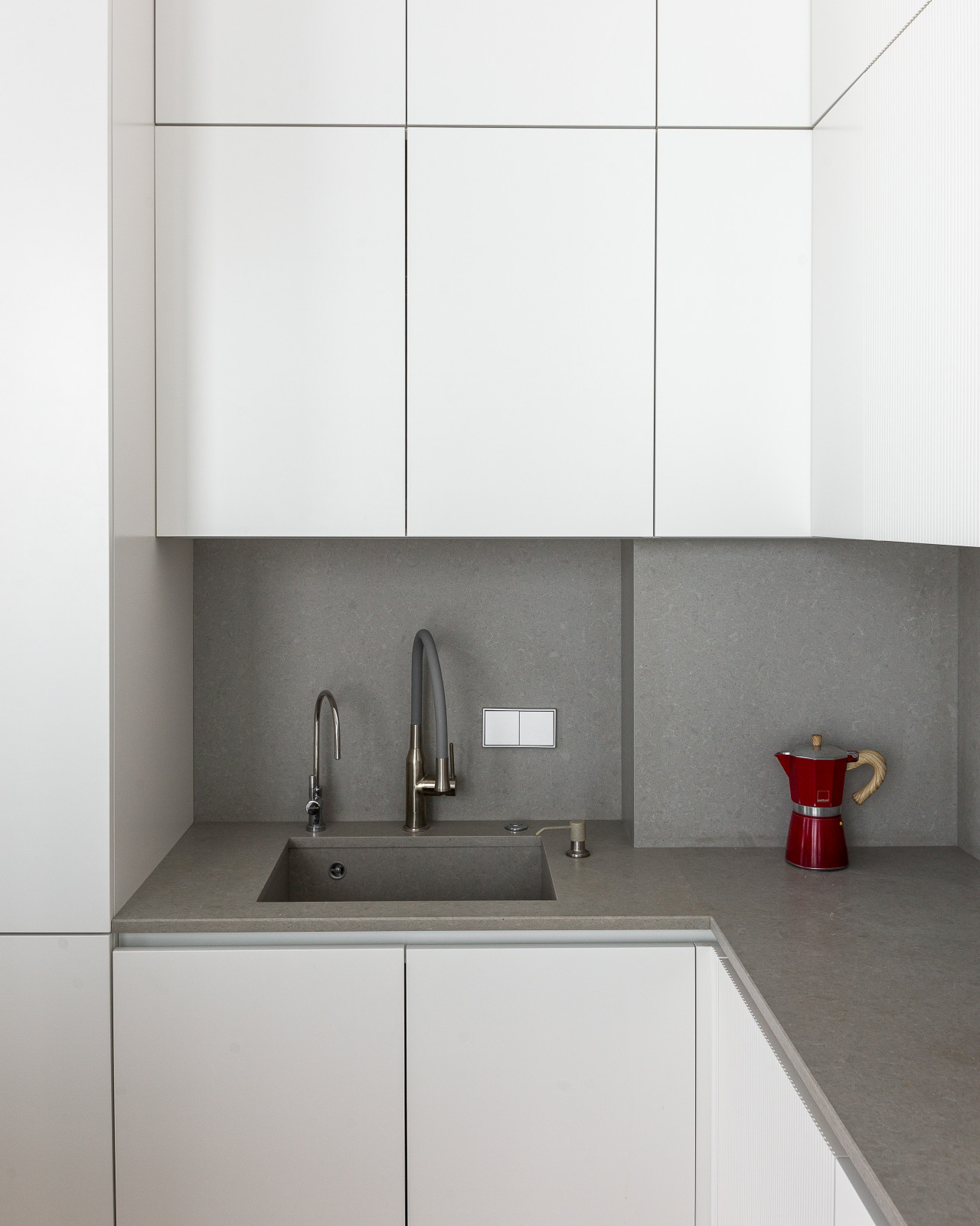 Белая кухня с яркими акцентами ЖК Prime Park