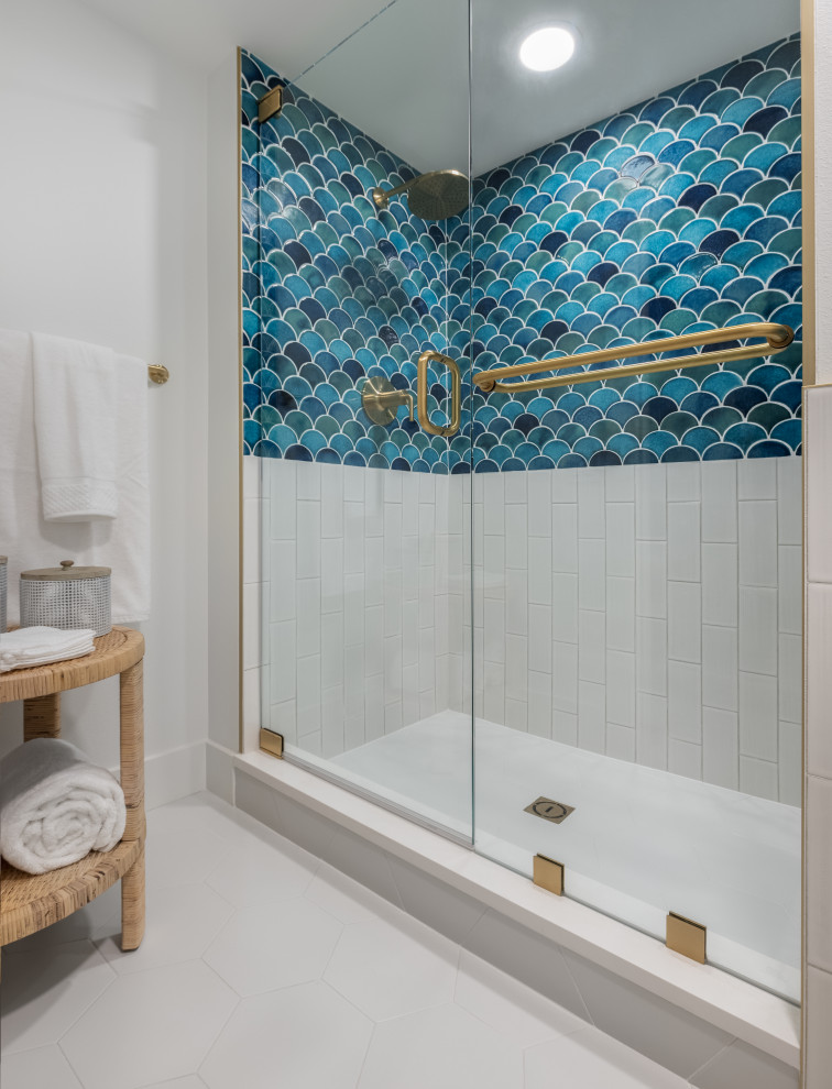 Свежая идея для дизайна: большая главная ванная комната, совмещенная с туалетом в морском стиле с плоскими фасадами, коричневыми фасадами, двойным душем, синей плиткой, керамической плиткой, белыми стенами, полом из керамической плитки, консольной раковиной, столешницей из гранита, белым полом, душем с распашными дверями, белой столешницей, нишей, тумбой под две раковины, подвесной тумбой, многоуровневым потолком и любой отделкой стен - отличное фото интерьера