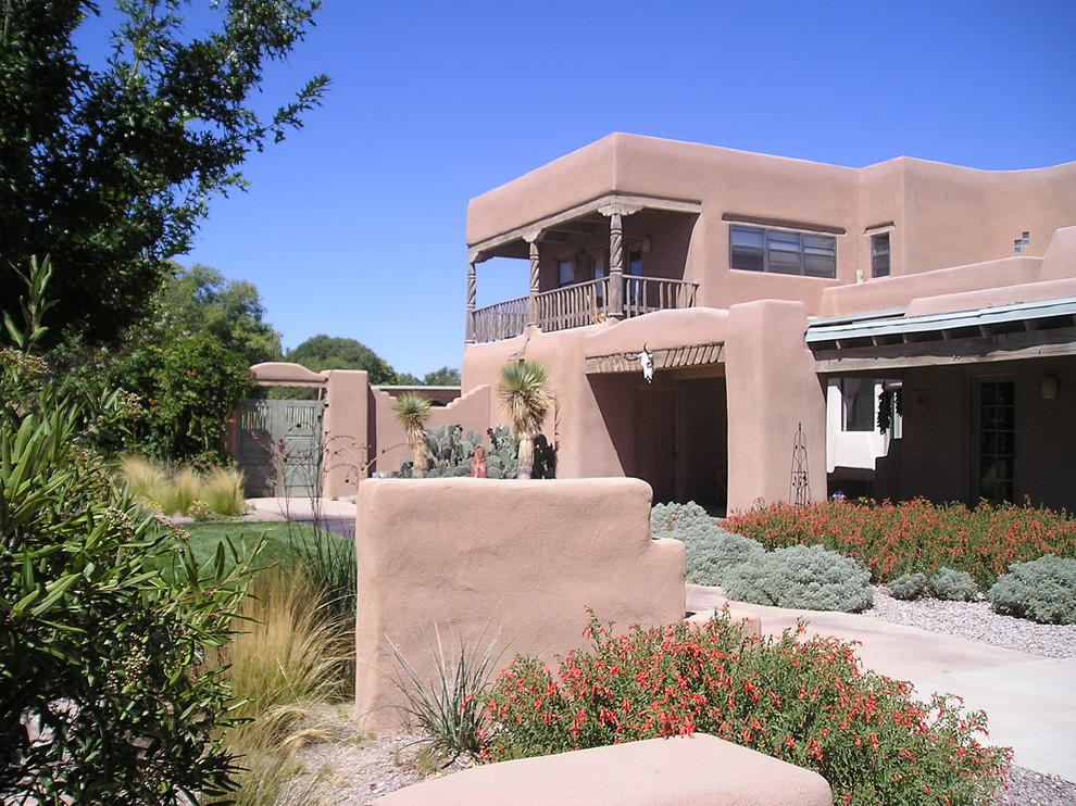 Photo of a large courtyard partial sun garden in Albuquerque.
