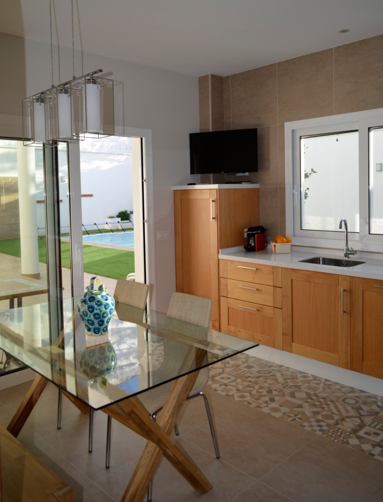 他の地域の中サイズのおしゃれなダイニングキッチン (セラミックタイルの床、ベージュの床) の写真