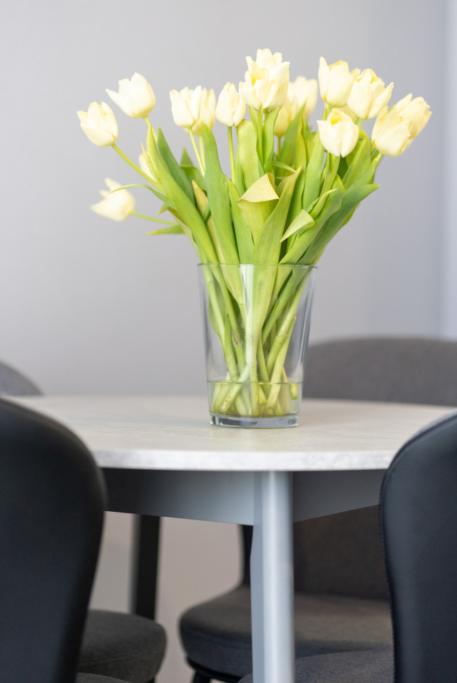 Кухня-гостиная, облегченная, светлая в основном объеме и с акцентным светом, в с