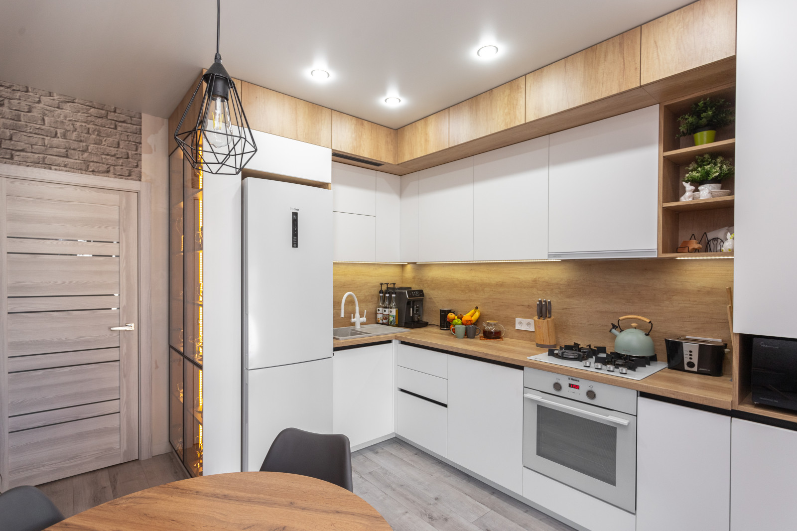 Кухня в современном стиле с витринами в Калининграде