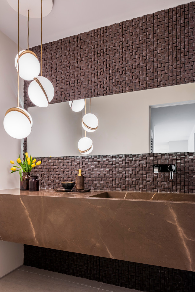 Ispirazione per una stanza da bagno minimalista di medie dimensioni con pavimento in gres porcellanato, lavabo sospeso e top marrone