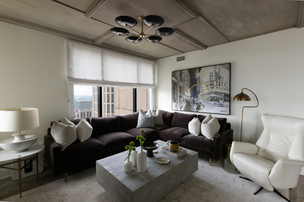 Стильный дизайн: большая открытая гостиная комната в стиле модернизм с бежевыми стенами, полом из керамической плитки, телевизором на стене, серым полом и кессонным потолком - последний тренд