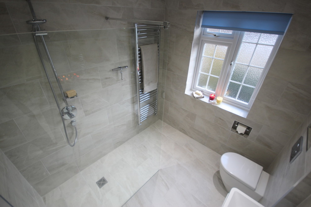 Esempio di una stanza da bagno con doccia design di medie dimensioni con ante bianche, doccia aperta, piastrelle grigie, piastrelle in gres porcellanato, pareti gialle, pavimento in gres porcellanato e lavabo sospeso