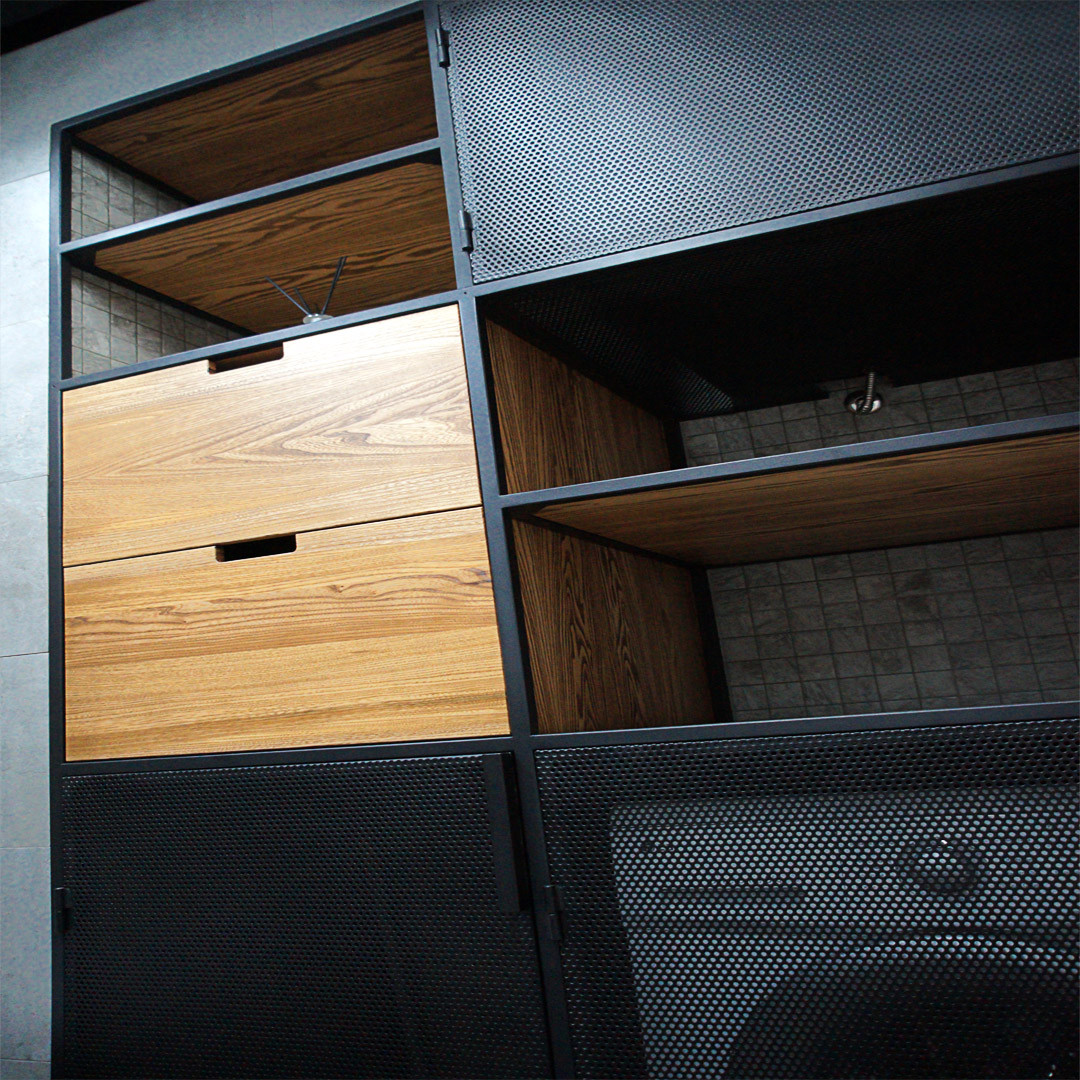 Встроенный шкаф с перфорированными дверцами