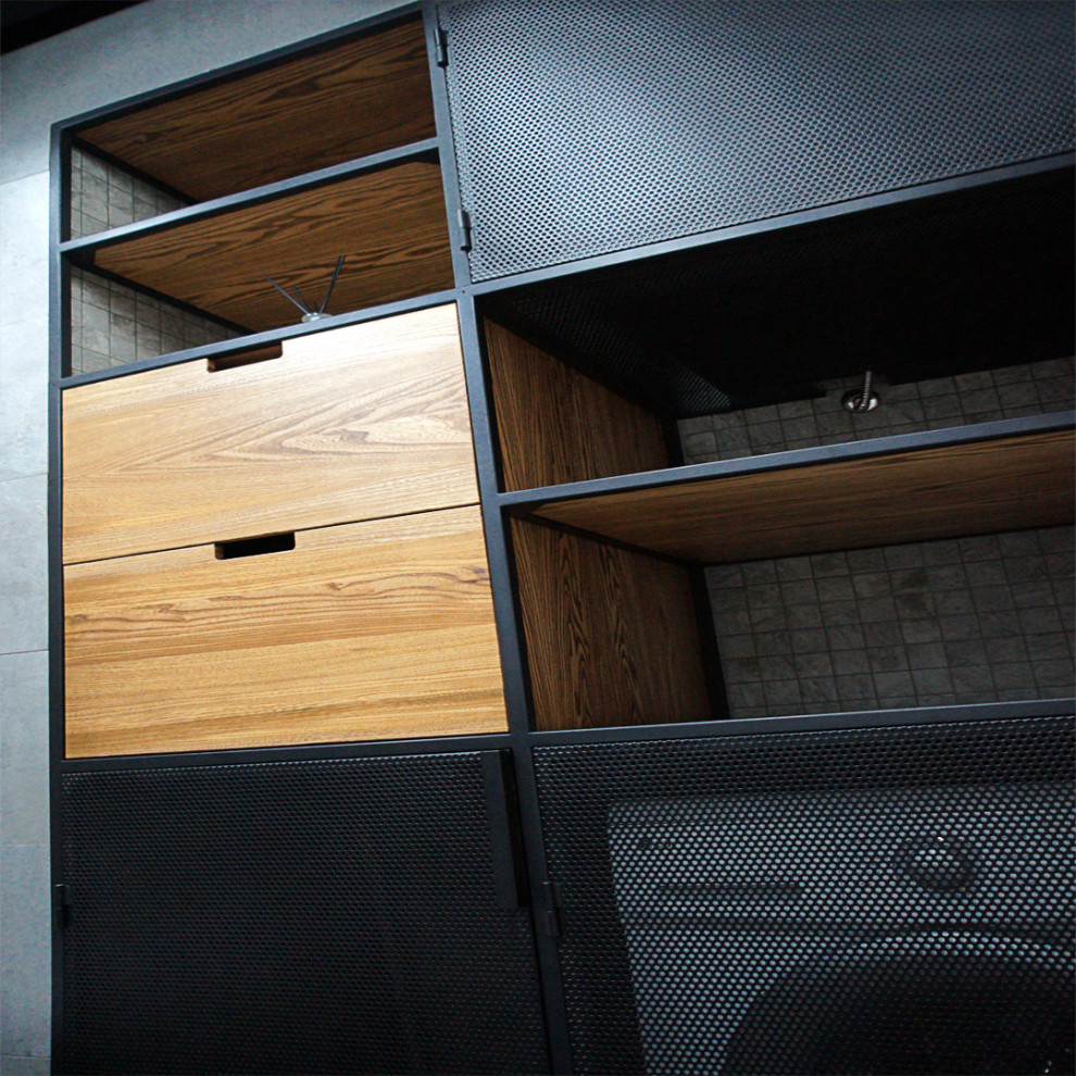 Встроенный шкаф с перфорированными дверцами