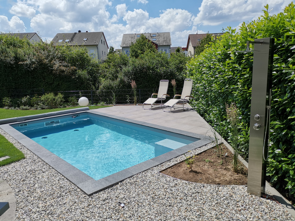 Mittelgroßer Moderner Pool neben dem Haus in rechteckiger Form mit Natursteinplatten in Frankfurt am Main