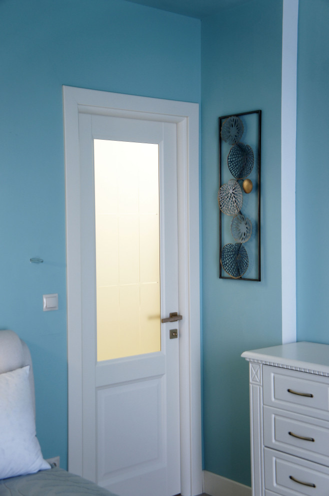 На фото: маленькая хозяйская спальня в белых тонах с отделкой деревом в средиземноморском стиле с синими стенами, полом из керамогранита, бежевым полом, балками на потолке и тюлем для на участке и в саду с