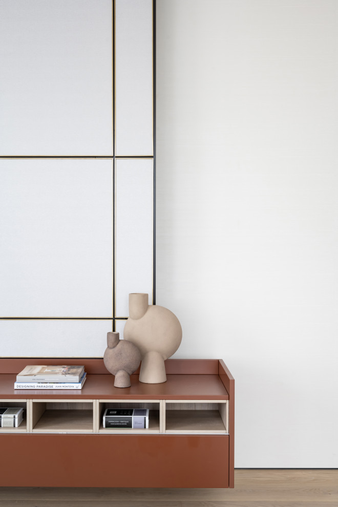 Inspiration pour un salon design de taille moyenne avec un mur beige, parquet clair, un sol beige, un plafond décaissé et du lambris.