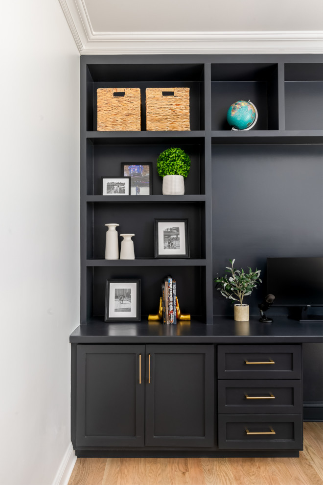 Exemple d'un bureau chic de taille moyenne avec un mur gris, parquet clair, un bureau intégré et un sol marron.