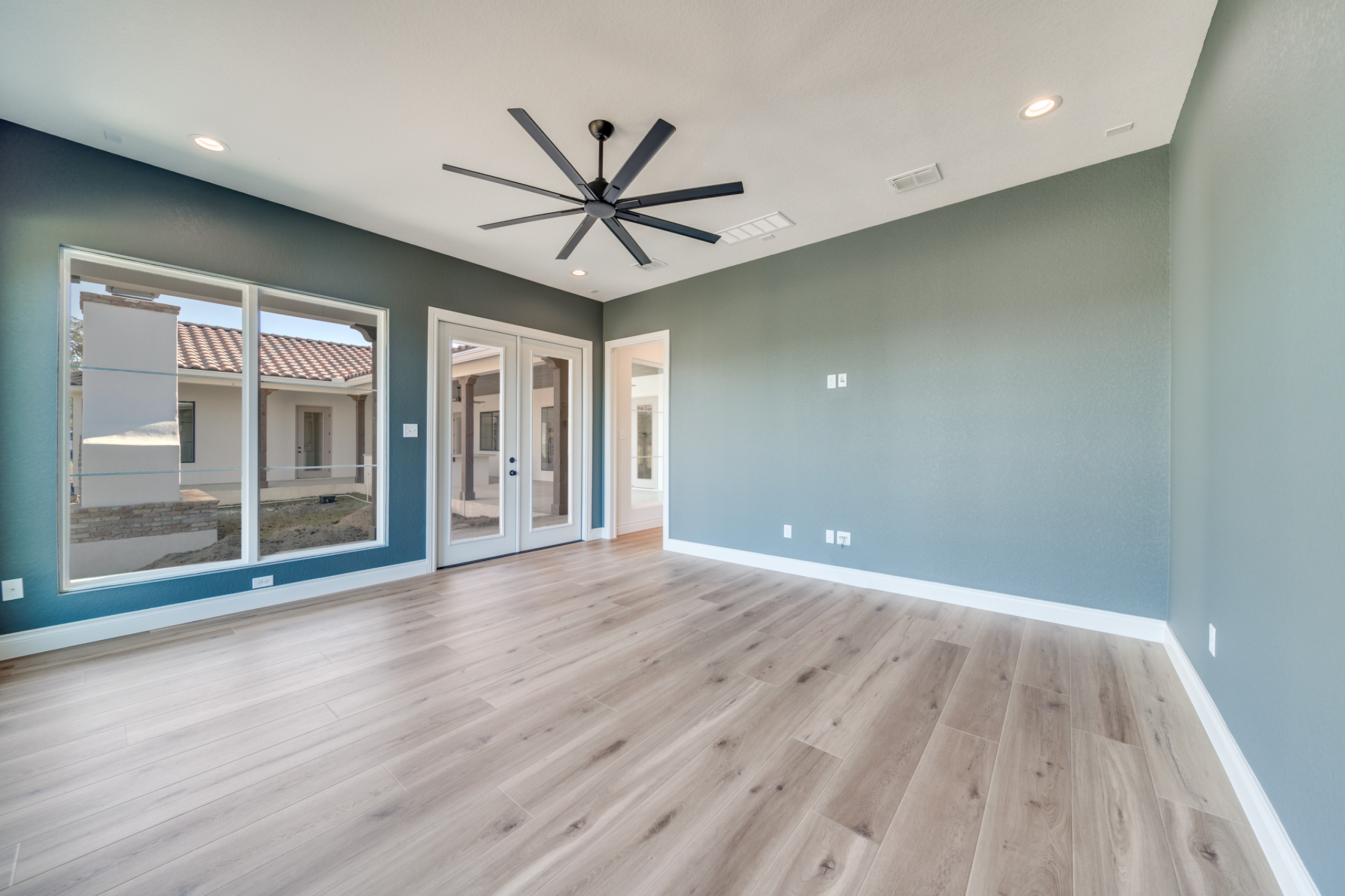 Spanish: 3,430 ft², 4 BR/3.5 BA/1 ST