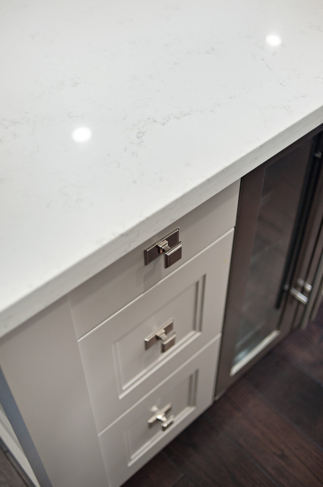 Example of a transitional home design design in Toronto