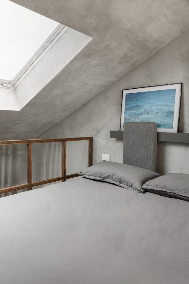 Пример оригинального дизайна: маленькая хозяйская спальня в скандинавском стиле с серыми стенами, бетонным полом, серым полом и балками на потолке для на участке и в саду