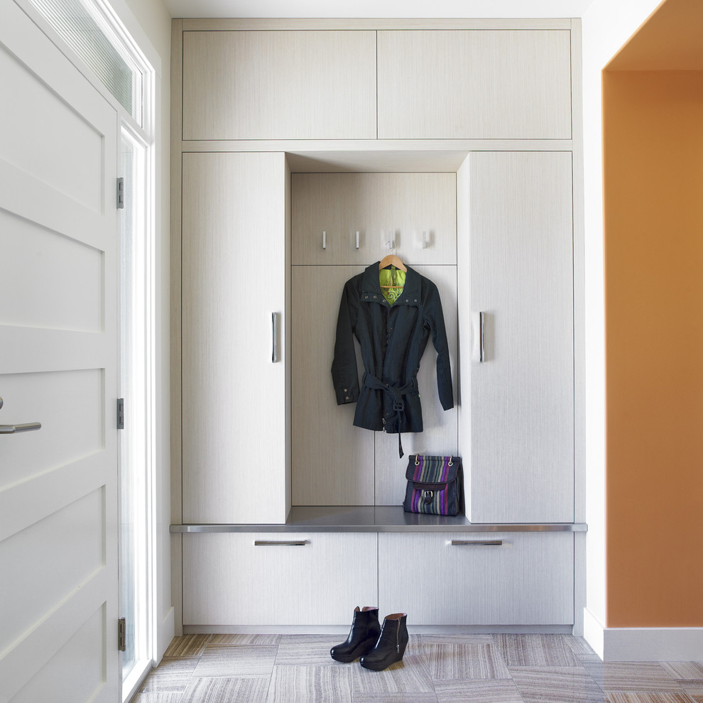 This is an example of a contemporary mudroom in Portland.
