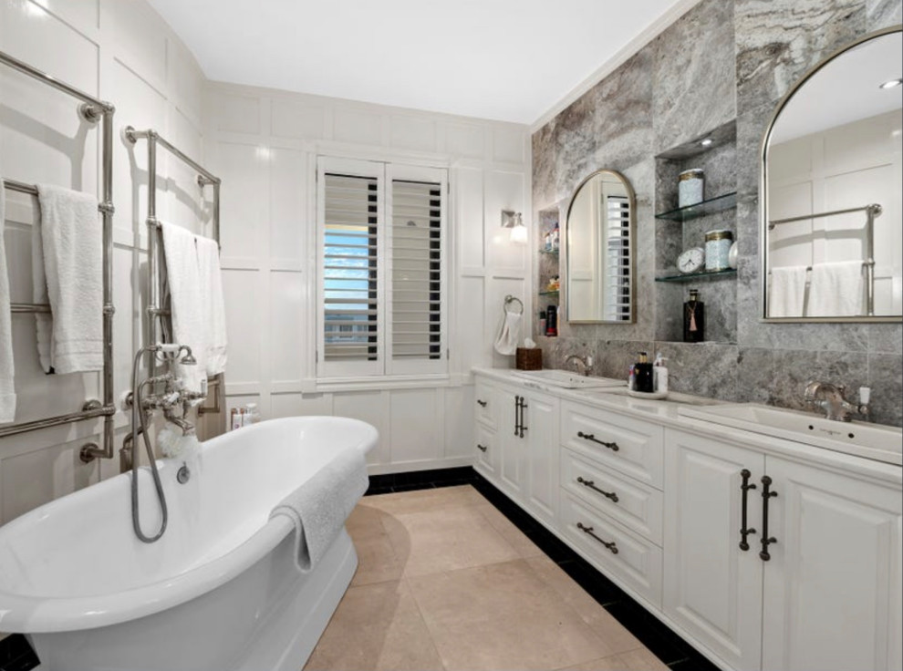 Inspiration for a mediterranean bathroom in Gold Coast - Tweed.