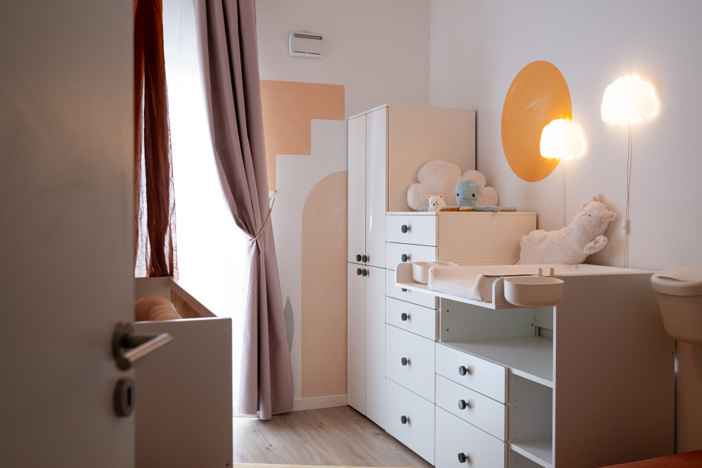 Idée de décoration pour une petite chambre de bébé neutre design avec un mur orange, parquet clair, un sol beige, un plafond en papier peint et du papier peint.