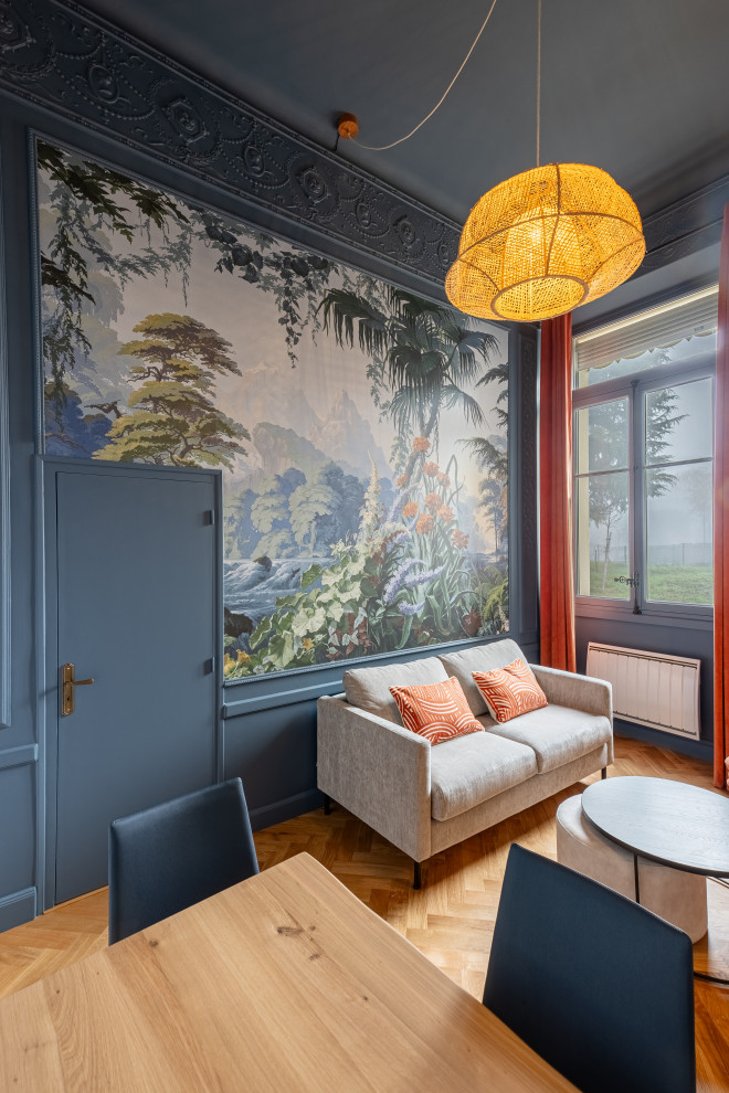 Kleines, Fernseherloses, Abgetrenntes Klassisches Wohnzimmer ohne Kamin mit blauer Wandfarbe, hellem Holzboden, braunem Boden und Tapetenwänden in Grenoble