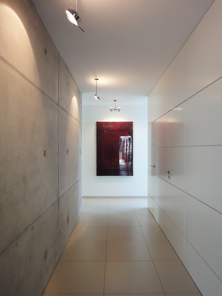 Hallway - contemporary hallway idea in Frankfurt