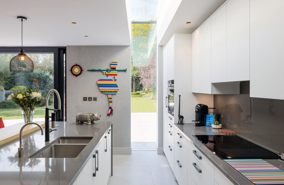 Ispirazione per una grande cucina abitabile design con pavimento in marmo