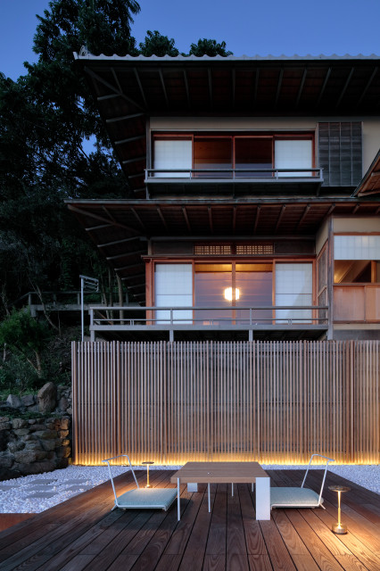 Cliff House -岸壁の景- japones-moderno-terraza-y-balcon
