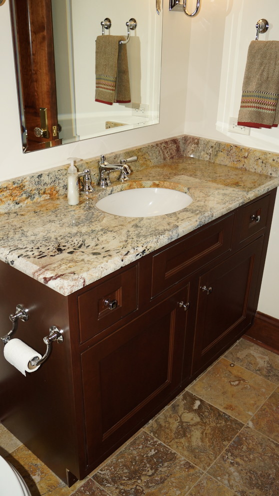 Example of a transitional home design design in Chicago