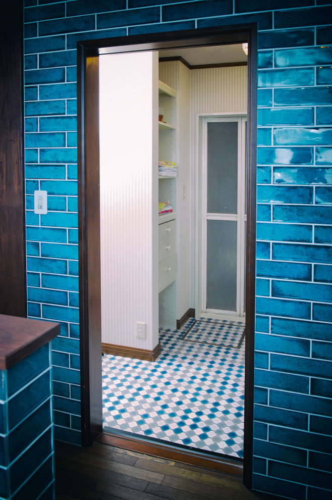 Свежая идея для дизайна: маленький коридор в восточном стиле с синими стенами, деревянным полом, коричневым полом и потолком из вагонки для на участке и в саду - отличное фото интерьера