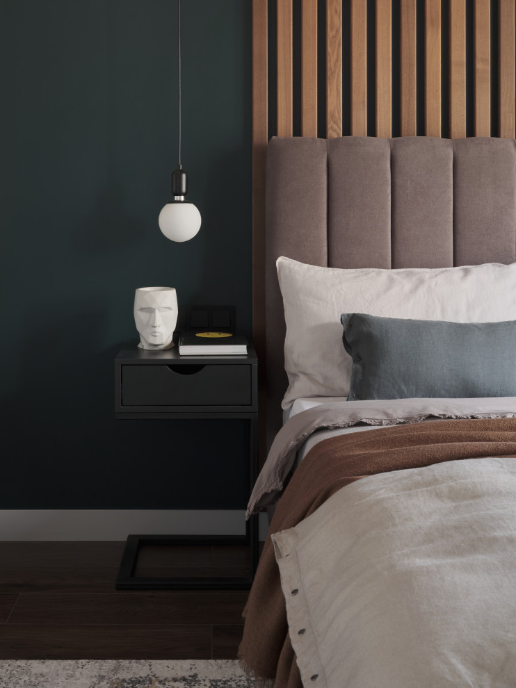 Идея дизайна: хозяйская спальня среднего размера в современном стиле с серыми стенами, полом из керамогранита, коричневым полом, панелями на части стены и акцентной стеной