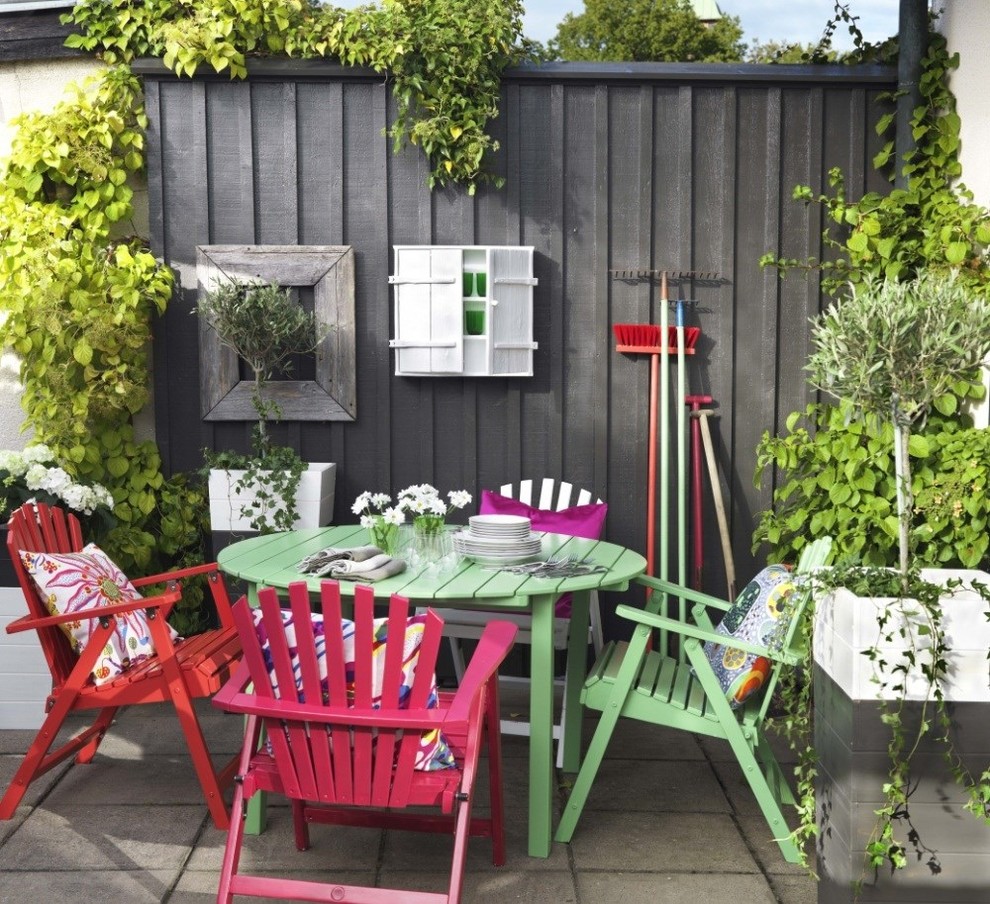Design ideas for a scandinavian patio in Esbjerg with a container garden and no cover.