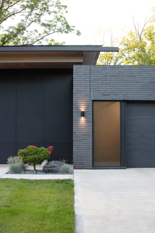Idée de décoration pour une façade de maison minimaliste en brique de plain-pied avec un toit plat.
