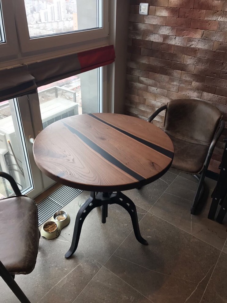 Круглый стол из карагача с речкой