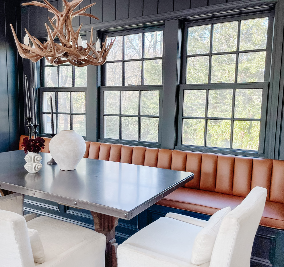 Cette image montre une petite salle à manger traditionnelle avec une banquette d'angle, un mur bleu et parquet foncé.