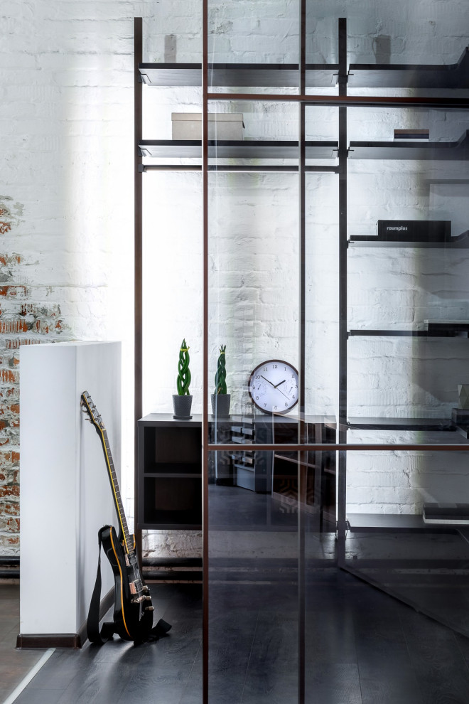 Гардеробная за раздвижными дверьми