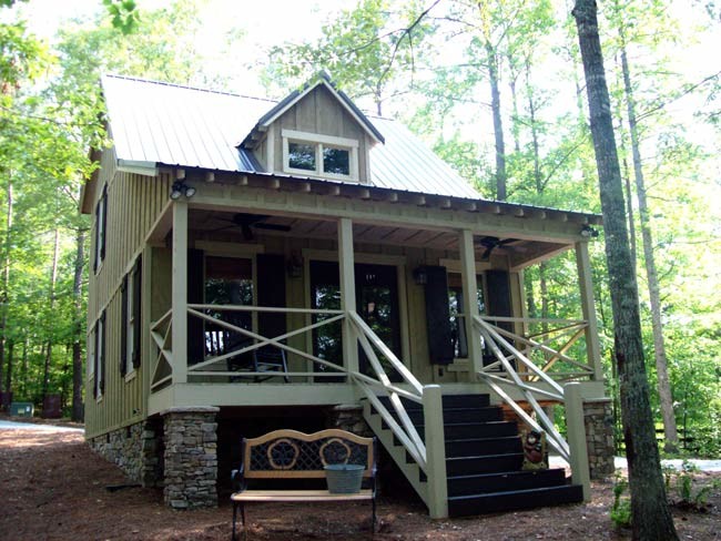 Mid-sized country two-storey exterior in Atlanta with mixed siding.