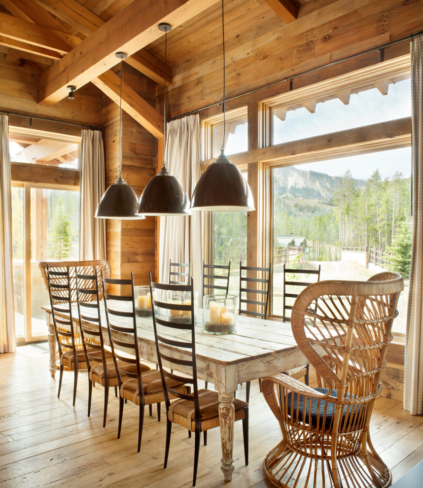 Esempio di una grande sala da pranzo aperta verso il soggiorno design con pavimento in legno massello medio, pavimento marrone, soffitto in legno e pareti in legno