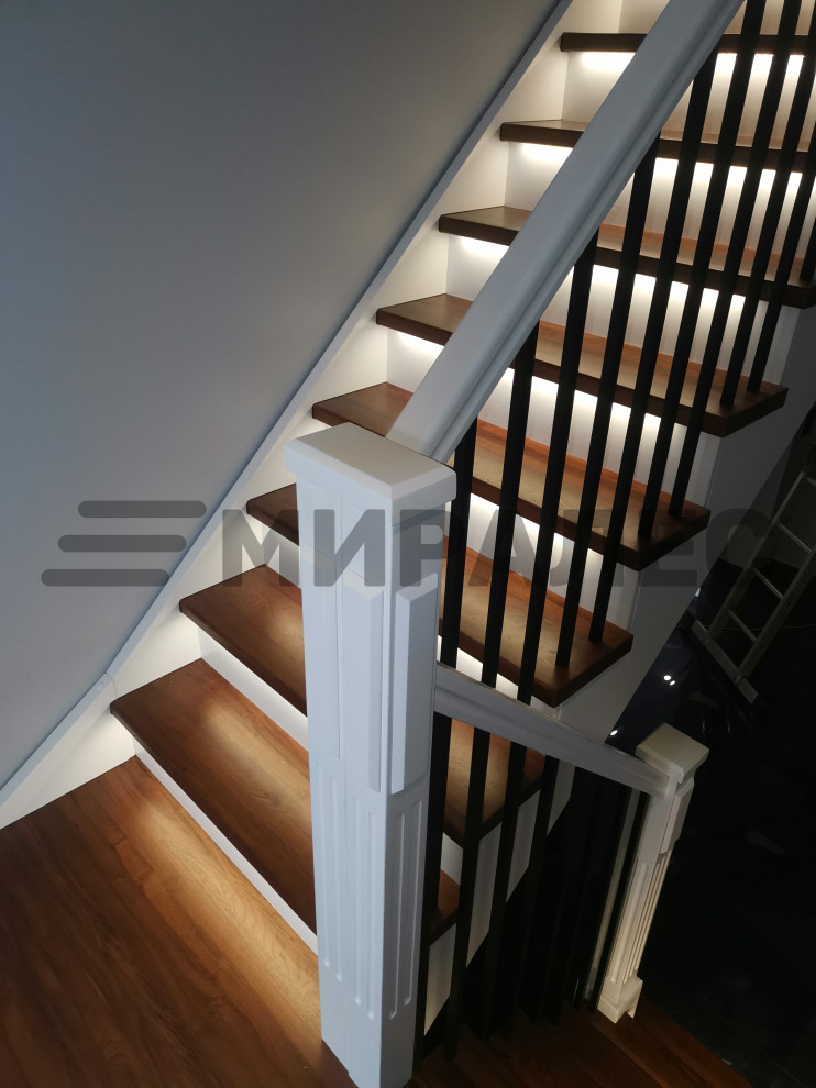 П-образная лестница из сосны с дубовыми ступенями и поручнями