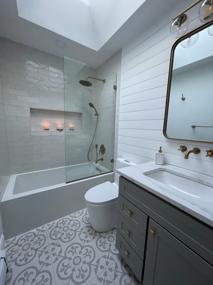 Стильный дизайн: маленькая главная ванная комната в классическом стиле с фасадами с утопленной филенкой, серыми фасадами, ванной в нише, душем, унитазом-моноблоком, белой плиткой, белыми стенами, полом из керамической плитки, накладной раковиной, столешницей из гранита, разноцветным полом, белой столешницей, нишей, тумбой под одну раковину и напольной тумбой для на участке и в саду - последний тренд