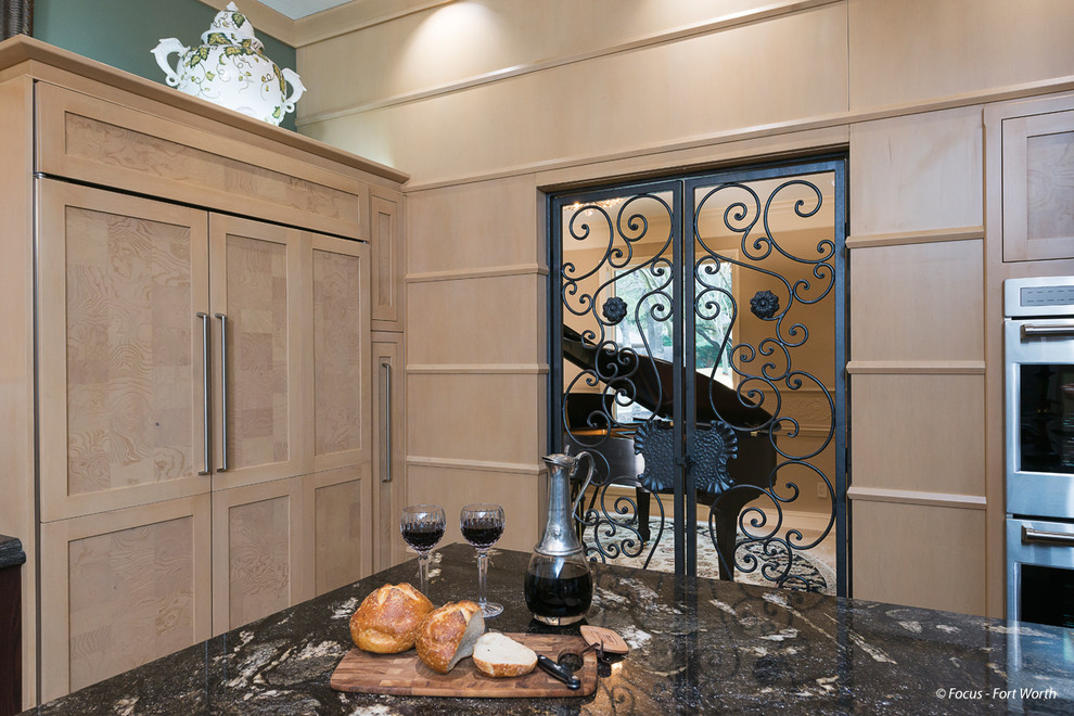 Transitional kitchen photo in Dallas