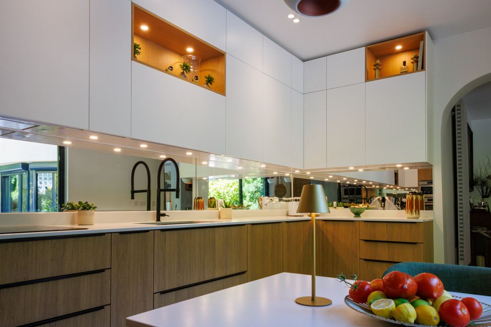 Immagine di una cucina minimal con lavello integrato, ante lisce, ante in legno chiaro, top in quarzite, elettrodomestici in acciaio inossidabile, pavimento in marmo, pavimento blu e top bianco
