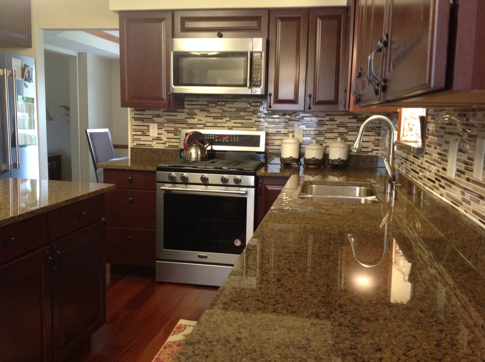 Transitional kitchen photo in Columbus