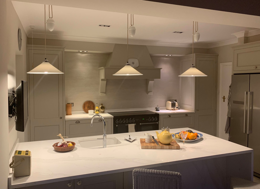 Foto di una cucina classica con ante in stile shaker, ante grigie, top in quarzite, paraspruzzi grigio e top bianco