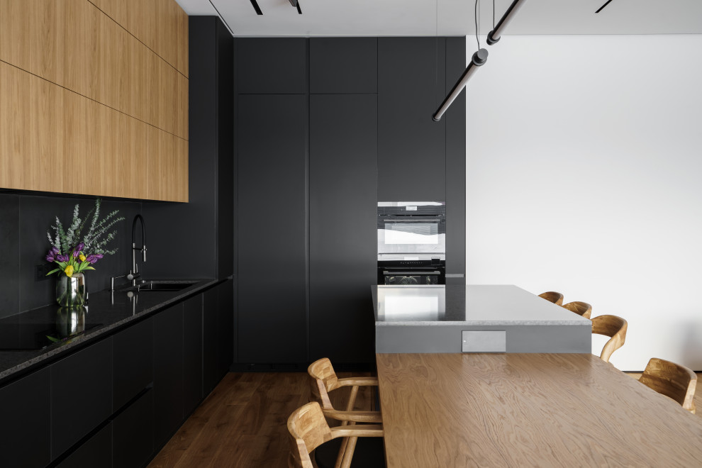 Черный шкаф на кухне