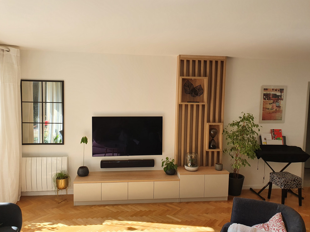 Aménagement d'un salon contemporain de taille moyenne et ouvert avec un téléviseur fixé au mur.