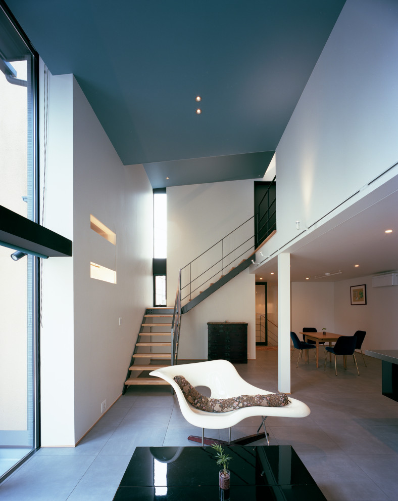 Immagine di un soggiorno moderno di medie dimensioni e aperto con pavimento in gres porcellanato, soffitto in carta da parati e carta da parati